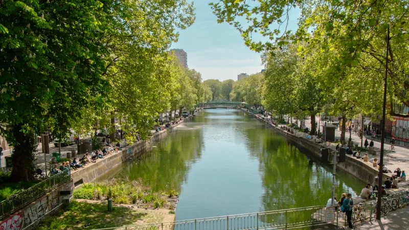 Pique-nique français sur les quais de Seine avec Notre-Dame en arrière-plan